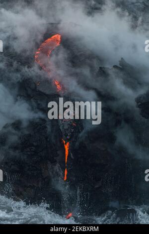 USA, Hawaii, HI, Lava Fluss, der vom Kilauea Vulkan in den Pazifischen Ozean fließt. Stockfoto