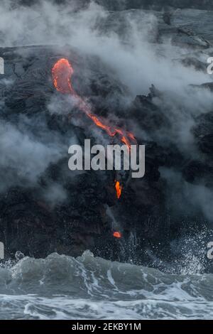 USA, Hawaii, HI, Lava Fluss, der vom Kilauea Vulkan in den Pazifischen Ozean fließt. Stockfoto