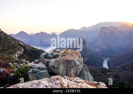 Blydepoort Canyon, der größte grüne Canyon der Welt, und seine ikonischen Berge genannt die drei Rondawels, mit der Sonne gerade erst beginnen, über dem aufzugehen Stockfoto