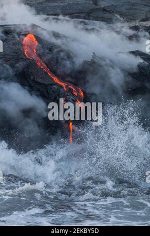 USA, Hawaii, HI, Lava Fluss, der vom Kilauea Vulkan in den Pazifischen Ozean fließt. Stockfoto