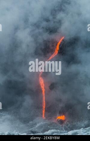 USA, Hawaii, HI, Lava Fluss, der vom Kilauea Vulkan in den Pazifischen Ozean fließt. Stockfoto