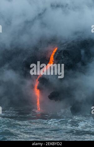 USA, Hawaii, HI, Lava Fluss, der vom Kilauea Vulkan in den Pazifischen Ozean fließt. Stockfoto