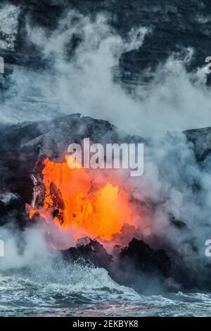 USA, Hawaii, HI, Lava Fluss, der vom Kilauea Vulkan in den Pazifischen Ozean fließt. Stockfoto