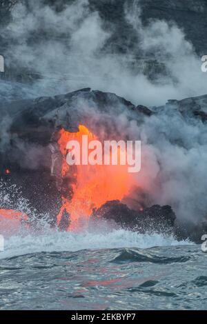 USA, Hawaii, HI, Lava Fluss, der vom Kilauea Vulkan in den Pazifischen Ozean fließt. Stockfoto