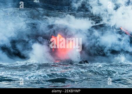USA, Hawaii, HI, Lava Fluss, der vom Kilauea Vulkan in den Pazifischen Ozean fließt. Stockfoto