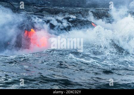 USA, Hawaii, HI, Lava Fluss, der vom Kilauea Vulkan in den Pazifischen Ozean fließt. Stockfoto
