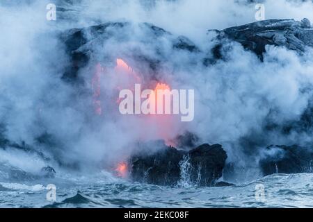 USA, Hawaii, HI, Lava Fluss, der vom Kilauea Vulkan in den Pazifischen Ozean fließt. Stockfoto