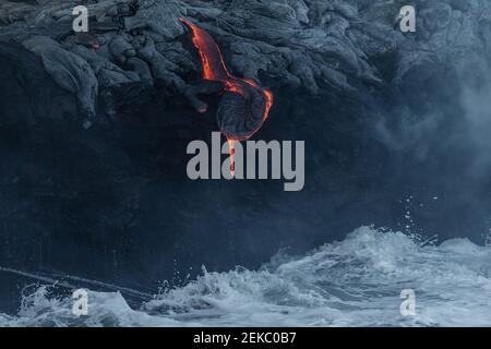 USA, Hawaii, HI, Lava Fluss, der vom Kilauea Vulkan in den Pazifischen Ozean fließt. Stockfoto