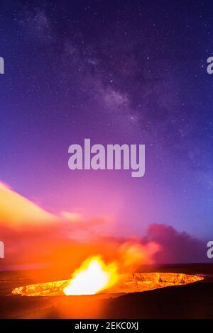 USA, Hawaii, HI, Glow vom Lavasee des Halema'uma'U Crater innerhalb der Gipfelkaldera von Kilauea im Hawaii Volcanoes National Park in der Abenddämmerung. Stockfoto