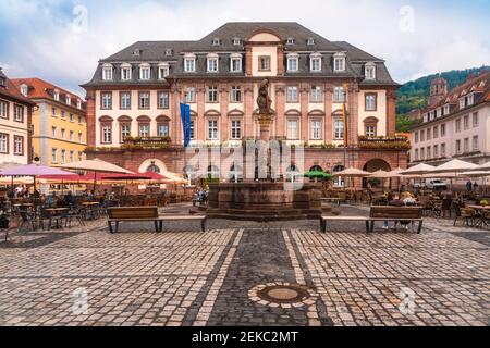 Deutschland, Baden-Württemberg, Heidelberg, Altstädter Marktplatz mit Rathaus im Hintergrund Stockfoto