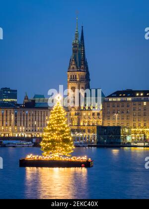 Deutschland, Hamburg, Binnenalster, Rathaus, See- und Stadtblick mit Weihnachtsschmuck Stockfoto