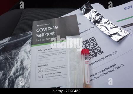 Covid-19 Selbsttest Schritt-für-Schritt-Anleitung und Zubehör Stockfoto
