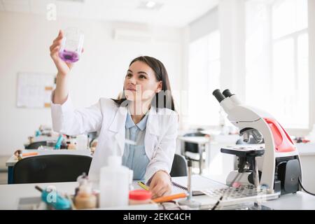 Junge Forscherin im weißen Mantel arbeiten im Labor Stockfoto