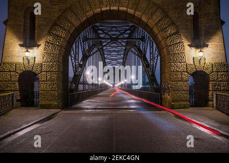 Deutschland, Hamburg, Leichte Wege über die Alte Harburger Elbbrücke bei Nacht Stockfoto