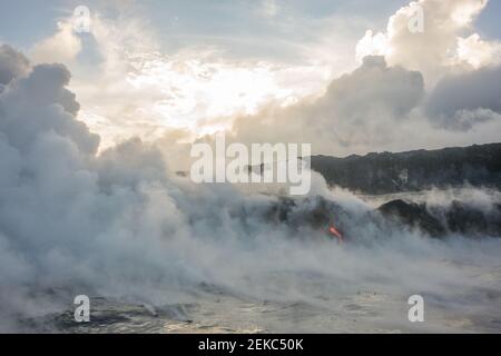 USA, Hawaii, HI, Lava Fluss, der vom Kilauea Vulkan in den Pazifischen Ozean fließt. Stockfoto