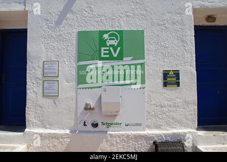 Eine solarbetriebene Ladestation für Elektrofahrzeuge in Livadia auf der griechischen Insel Tilos am 15. Juni 2019. Stockfoto