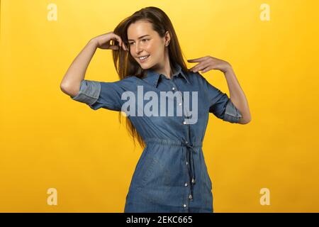 Portrait von ihr sie schön aussehend süß charmant niedlich attraktiv schön Faszinierend chic elegant fröhlich fröhlich fröhlich wellig-haarige Dame Jeans Hemd Anzug isol Stockfoto