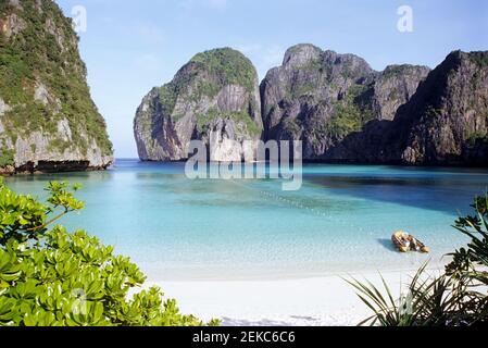 Thailand, Provinz Krabi, Ao Nang, Maya Bay im Sommer Stockfoto