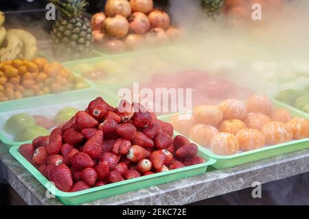 Gekühlte Obsttabletts an der Ladentheke in Istanbul. Stockfoto