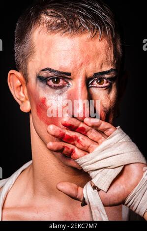 Nahaufnahme Porträt von Drag Queen mit Make-up weinen Stockfoto