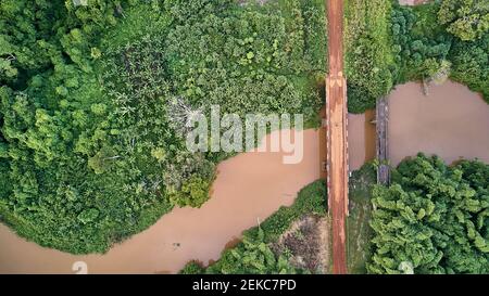 Kamerun, Luftbild des Flusses Sanaga und der Bäume Stockfoto