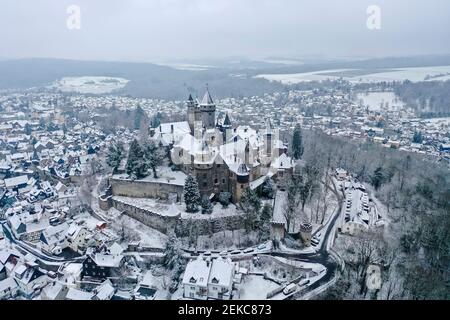 Deutschland, Hessen, Braunfels, Hubschrauberblick über Schloss Braunfels und die umliegende Stadt im Winter Stockfoto