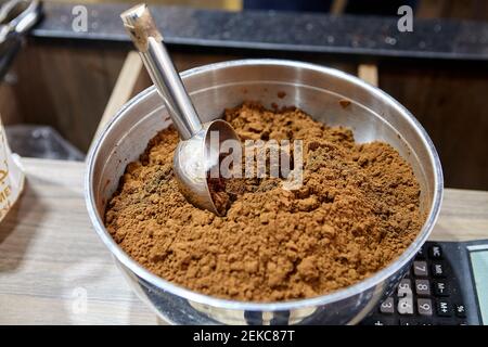 Messlöffel in der Schüssel gerösteten gemahlenen Kaffee auf der Theke im Café. Stockfoto