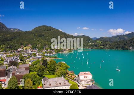 Österreich, Salzburg, Sankt Gilgen, Luftaufnahme des Dorfes am Wolfgangsee im Sommer Stockfoto