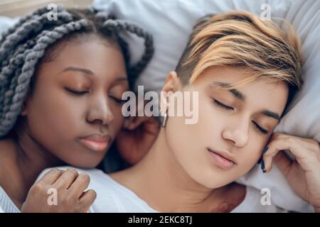Zwei junge Mädchen liegen auf dem Bett und schlafen Stockfoto