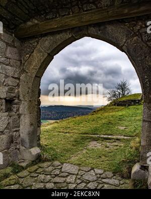 Wolkiger Himmel durch den Burgruine Flossenburg Bogen, Oberes Platinat, Deutschland Stockfoto