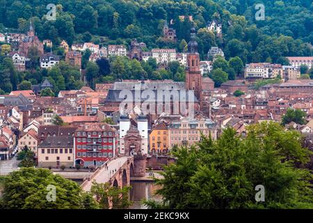 Deutschland, Baden-Württemberg, Heidelberg, Kirche des Heiligen Geistes und die umliegenden Altstadtgebäude Stockfoto