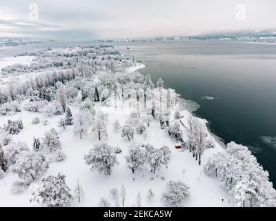 Deutschland, Baden-Württemberg, Radolfzell, Luftaufnahme der schneebedeckten Halbinsel Mettnau Stockfoto