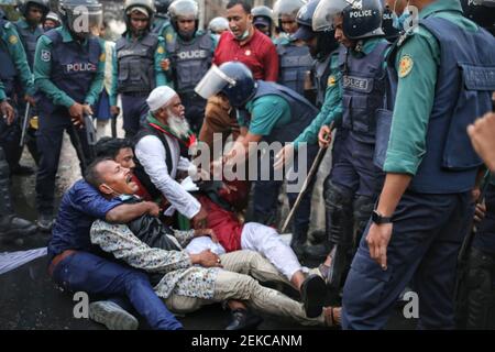 Dhaka, Bangladesch. Februar 2021, 23rd. Die Polizei entfernt die Führer und Aktivisten, die auf der Straße liegen, da ihre Blockade auf der Straße zu viel Verkehr in der Stadt verursacht hat. Kredit: MD. Rakibul Hasan/ZUMA Wire/Alamy Live Nachrichten Stockfoto