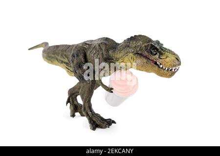Tyrannosaurus T-rex, Plastikspielzeug, Dinosaurier mit Milchshake isoliert auf weißem Hintergrund, Harzfigur. Fast Food und Süßigkeiten lieben Konzept Stockfoto