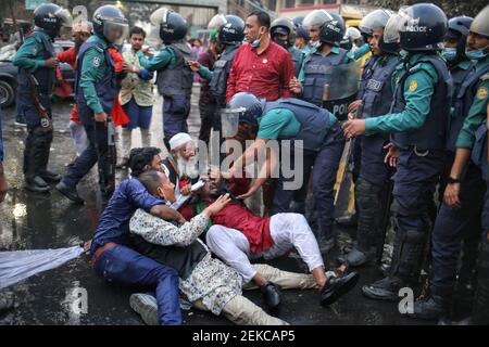 Dhaka, Bangladesch. Februar 2021, 23rd. Die Polizei entfernt die Führer und Aktivisten, die auf der Straße liegen, da ihre Blockade auf der Straße zu viel Verkehr in der Stadt verursacht hat. Kredit: MD. Rakibul Hasan/ZUMA Wire/Alamy Live Nachrichten Stockfoto