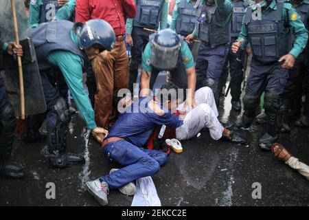 Dhaka, Bangladesch. Februar 2021, 23rd. Die Polizei entfernt die Führer und Aktivisten, die auf der Straße liegen, da ihre Blockade auf der Straße zu viel Verkehr in der Stadt verursacht hat. Kredit: MD. Rakibul Hasan/ZUMA Wire/Alamy Live Nachrichten Stockfoto