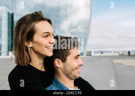 Lächelndes Paar umarmt sich in der Stadt Stockfoto