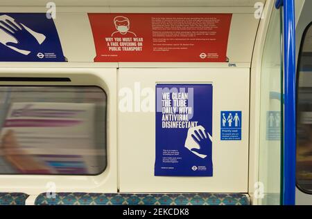 Virusreinigung und Gesichtsmaske in einem Zug der Victoria Line in der Londoner U-Bahn. Stockfoto