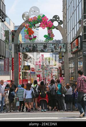 Eine sehr geschäftige Harajuku Takeshita Straße an einem sonnigen Tag voller Käufer. Tokio, Japan Stockfoto