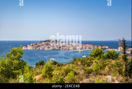 Schöne Aussicht auf das Stadtbild umgeben von Adria bei Primosten, Sibenik-Knin, Kroatien Stockfoto