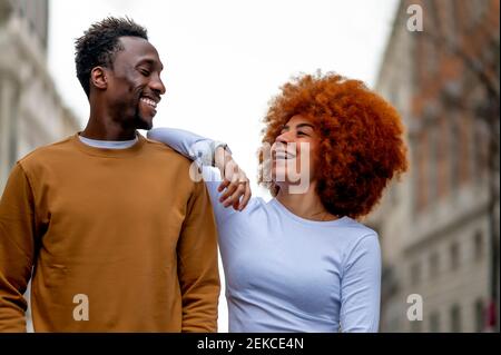 Glückliches Paar, das sich ansieht, während es draußen steht Stockfoto