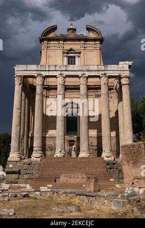 Rom, Italien, Forum Romanum, Tempel von Antoninus und Faustina und San Lorenzo in Miranda Kirche Stockfoto
