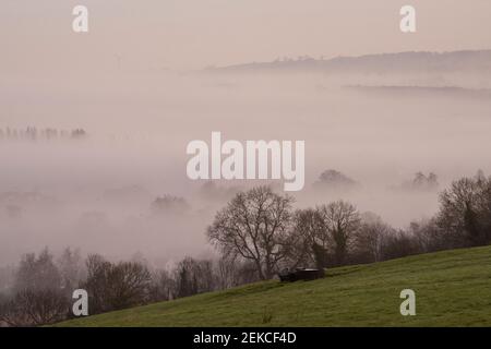 Nebliger Winteraufgang über dem Dorf Calverton, Nottinghamshire England Stockfoto
