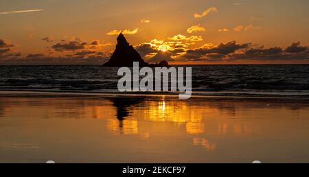 Großbritannien, Wales, Pembrokeshire, Broadhaven South Beach, Church Rock und Meer bei Sonnenaufgang Stockfoto