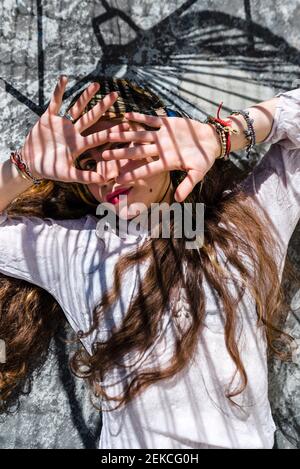 Hippie junge Frau mit geschlossenen Augen auf Betonboden liegend Stockfoto