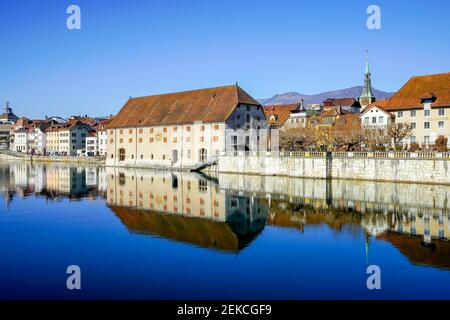 Panoramablick auf die Altstadt von Solothurn von der Aare aus. Kanton Solothurn, Schweiz Stockfoto