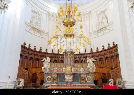 Hauptaltar der St. Ursus Kathedrale in der Solothurner Altstadt. Kanton Solothurn, Schweiz. Stockfoto