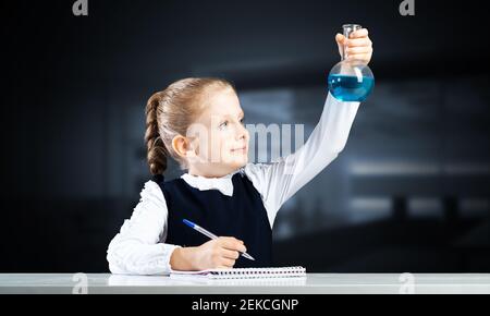 Kleines Mädchen Wissenschaftler untersuchen Reagenzglas Stockfoto