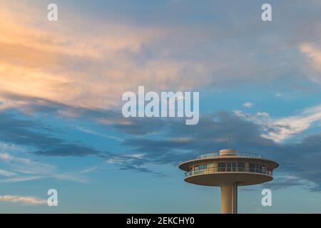 Deutschland, Hamburg, HafenCity Leuchtturm Null gegen den malerischen Himmel Stockfoto