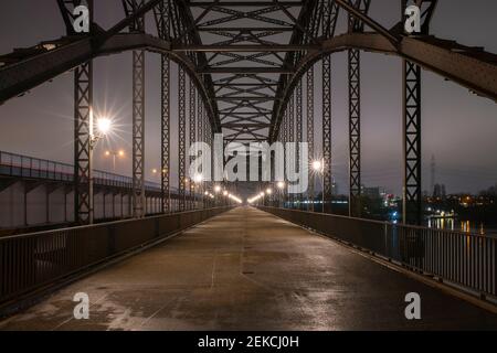 Deutschland, Hamburg, schwindende Perspektive der Alten Harburger Elbbrücke bei Nacht Stockfoto